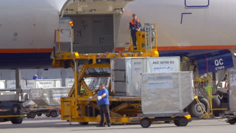 Descarga-De-Carga-Del-Avión-En-El-Aeropuerto.