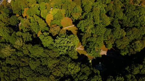 drone-shot-over-the-oak-park-in-Kaunas,-Lithuania,-flying-forward