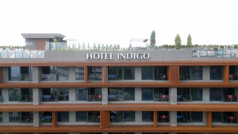 Establece-Un-Video-Del-Hotel-Indigo-En-Taiwán,-Frente-Al-Edificio-Levantado-Por-Un-Dron