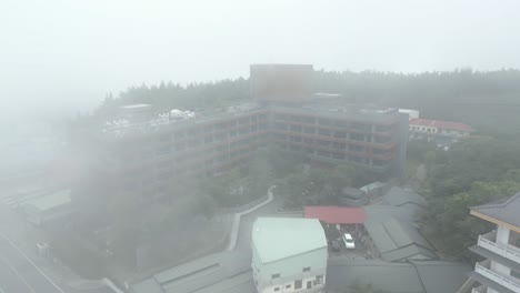 Erstellen-Sie-Einen-Schuss,-Der-Durch-Den-Morgennebel-über-Dem-Hotel-Indigo-In-Taiwan-Fliegt