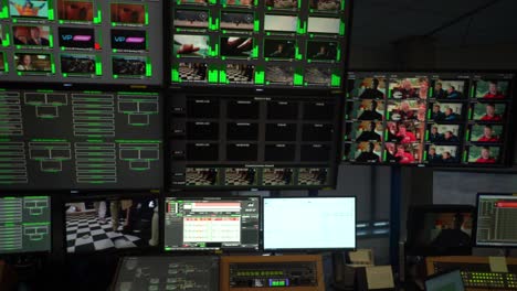 Dolly-Links-Von-Den-Überwachungskontroll-TV-Bildschirmen-Im-Fernsehübertragungszentrum