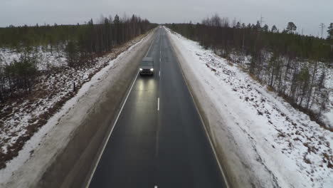 Fahren-Auf-Einer-Winterstraße