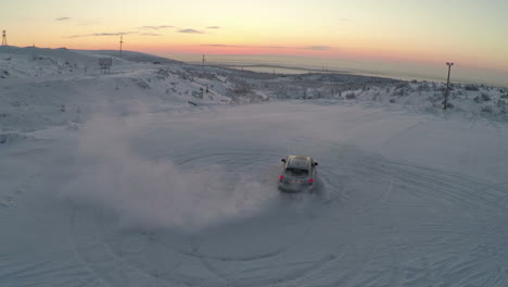 Volando-Sobre-El-Coche-A-La-Deriva-Sobre-La-Nieve