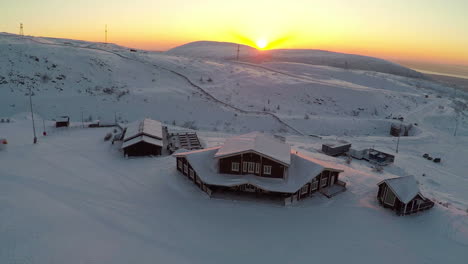 Vista-Aérea-De-La-Estación-De-Esquí-Al-Atardecer