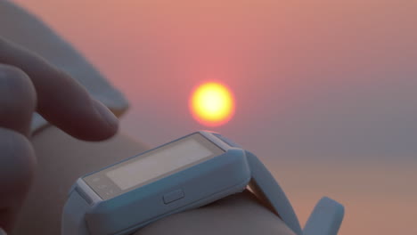 Verwendung-Einer-Smartwatch-Bei-Sonnenuntergang