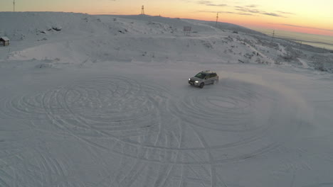 Coche-A-La-Deriva-En-La-Nieve