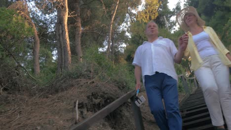 Hombre-Y-Mujer-Caminando-En-El-Bosque-Y-Tomándose-Selfie