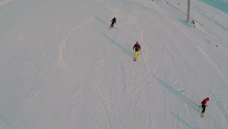 Vista-Aérea-De-Esquiadores-Y-Practicantes-De-Snowboard