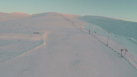 Toma-Aérea-De-Una-Pista-De-Esquí-Vacía-Y-Un-Remonte