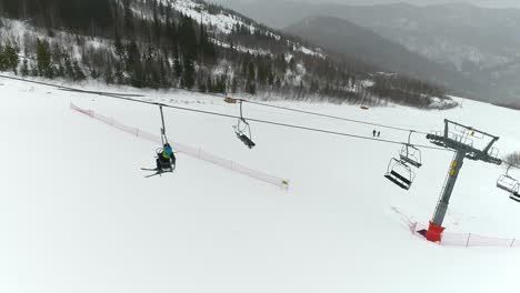 Schneebedeckter-Berg---Winterwunderland