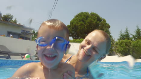 Madre-Y-Bañándose-En-La-Piscina-De-La-Villa