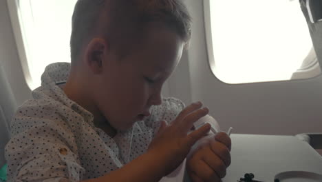 Niño-Usando-Reloj-Inteligente-Durante-Un-Viaje-Aéreo
