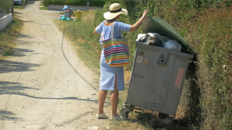 Mujer-Sacando-La-Basura-Al-Contenedor-De-La-Calle.