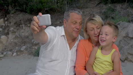 Großeltern-Machen-Ein-Selfie-Mit-Ihrem-Enkel