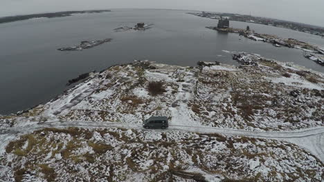 Luftaufnahme-Eines-Autos,-Das-Im-Winter-Zum-Ufer-Fährt