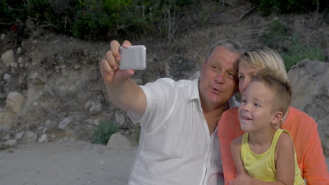 Abuelos-Y-Nieto-Tomando-Selfie-Móvil