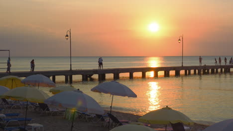 Pier-An-Einem-Strandresort-Bei-Sonnenuntergang