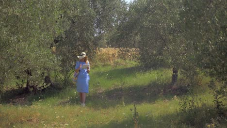 Mujer-Con-Almohadilla-Tomando-Fotografías-De-La-Naturaleza.