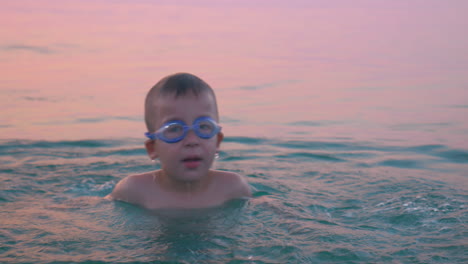 Niño-Buceando-Y-Chapoteando-En-Agua-De-Mar