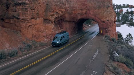 Fahrzeug-Fährt-Durch-Den-Red-Canyon-Arch-Im-Bryce-Canyon-Nationalpark-In-Utah,-USA