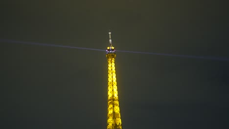 Beleuchtete-Tasse-Des-Eiffelturms-Im-Dunkeln-Der-Nacht
