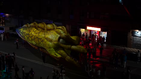 Arbeiter-Versuchen-Nachts-Vor-Zuschauern,-Einen-Straßenaalballon-Zu-Reparieren