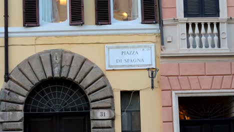 Marmor-Straßentafel-Auf-Der-Berühmten-Piazza-Di-Spagna,-Rom,-Italien