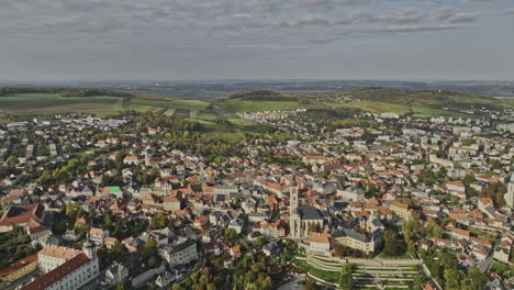 Kutna-Hora-Chequia-Antena-V12-Dron-De-Alta-Actitud-Sobrevuelo-Sobre-El-Centro-De-La-Ciudad-En-La-Ladera-Que-Captura-Una-Vista-Panorámica-De-Un-Hermoso-Paisaje-Urbano-Con-Una-Emblemática-Corte-Italiana---Filmada-Con-Cine-Mavic-3---Noviembre-De-2022