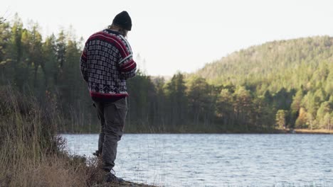 Hildremsvatnet,-Kreis-Trondelag,-Norwegen-–-Ein-Mann,-Der-Ein-Teleskop-Benutzt,-Um-Die-Malerische-Umgebung-Zu-Beobachten-–-Statische-Aufnahme