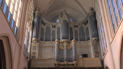 The-Great-Organ-In-The-Church-of-Saint-Germain-l'Auxerrois-In-Paris,-France