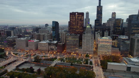 Drone-shot-tilting-toward-traffic-on-the-Michigan-Avenue,-fall-evening-in-Chicago