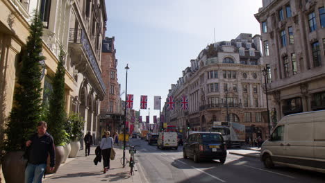 Verkehr-Entlang-Der-Piccadilly-Road-Straßen-In-Der-Stadt-Westminster,-London,-England