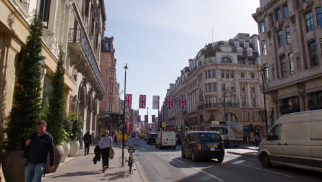 Tráfico-A-Lo-Largo-De-Las-Calles-De-Piccadilly-Road-En-La-Ciudad-De-Westminster,-Londres,-Inglaterra