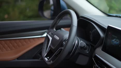 Maxus-D90,-modern-car-interior,-car-steering-wheel,-SUV,-4x4