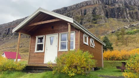 Wooden-nordic-cabin-in-alpine-mountainous-serene-valley-of-Iceland-in-autumn