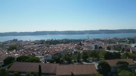 Malerische-Luftaufnahme-Der-Stadt-Lissabon,-Portugal-Mit-Portugiesischen-Architekturgebäuden-Und-Dem-Fluss-Tejo