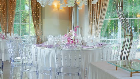 Dekorationen-Und-Tische-Mit-Wunderschönen-Rosa-Blumen-In-Einem-Hochzeitsort