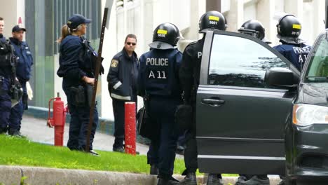 Polizeikräfte-Warten-Auf-Mögliche-Unruhen-Aufgrund-Des-G7-Gipfels-In-Quebec,-Kanada