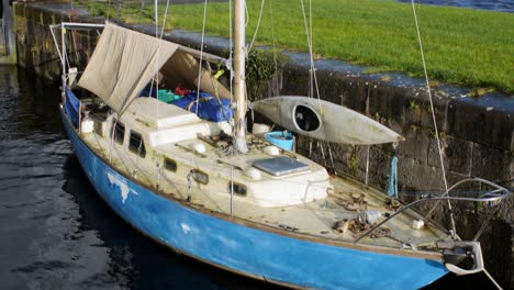 Tilt-Up-Aufnahme-Eines-Alten-Segelboots,-Das-An-Den-Docks-Von-Claddagh-Angedockt-Ist