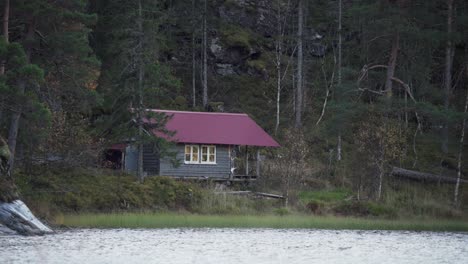 -Hildremsvatnet,-Trondelag-County,-Norway---A-Fisherman's-Cottage-by-the-Lakeshore---Wide-Shot