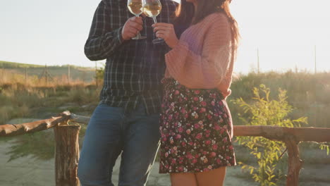 Hermosa-Pareja-Degustando-Vino-En-Un-Pontón