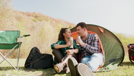 Paar-Genießt-Gemeinsam-Einen-Drink-Vor-Seinem-Campingzelt