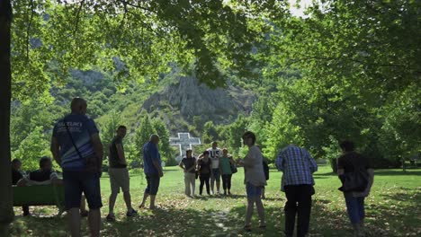 Eine-Herausnehmbare-Aufnahme-Einer-Touristengruppe,-Die-Vor-Dem-Kreuz-Von-St.-Peter-Steht