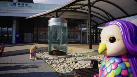 Estatua-De-Amabie-Yokai-Y-Monstruo-Kappa-En-La-Estación-De-Fukusaki