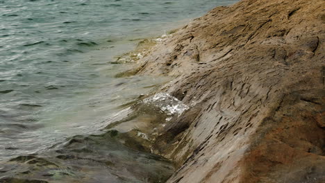 Entspannende-Wellen-Gegen-Felsen-über-Der-Küste-Bei-Sonnenuntergang