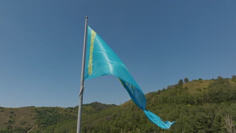 Bandera-De-Kazajstán-Ondeando-En-El-Viento-En-Almaty.