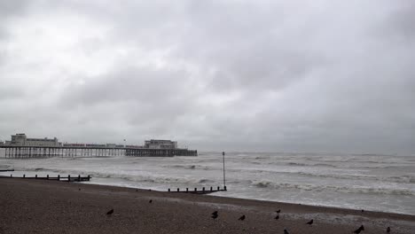 Olas-Agitadas-Son-Azotadas-Por-Fuertes-Vientos-Y-Rompen-En-La-Playa-Alrededor-De-Un-Muelle-De-Diversiones-Mientras-La-Tormenta-Ciarán-Toca-Tierra