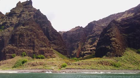 Gimbal-wide-POV-shot-from-a-moving-boat-of-the-narrow-valleys-and-steep-cliffs-along-the-southern-edge-of-the-Na-Pali-Coast-on-the-island-of-Kaua'i-in-Hawai'i