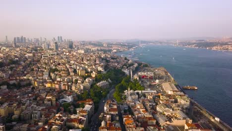Wunderschöne-Aussicht-Auf-Die-Stadt-Istanbul-Und-Den-Bosporus-Zur-Goldenen-Stunde