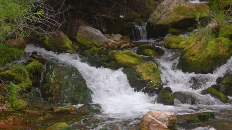 Wasserfälle-In-Einem-Schäumenden-Bach,-Der-Auf-Moosigen-Felsen-Rauschen